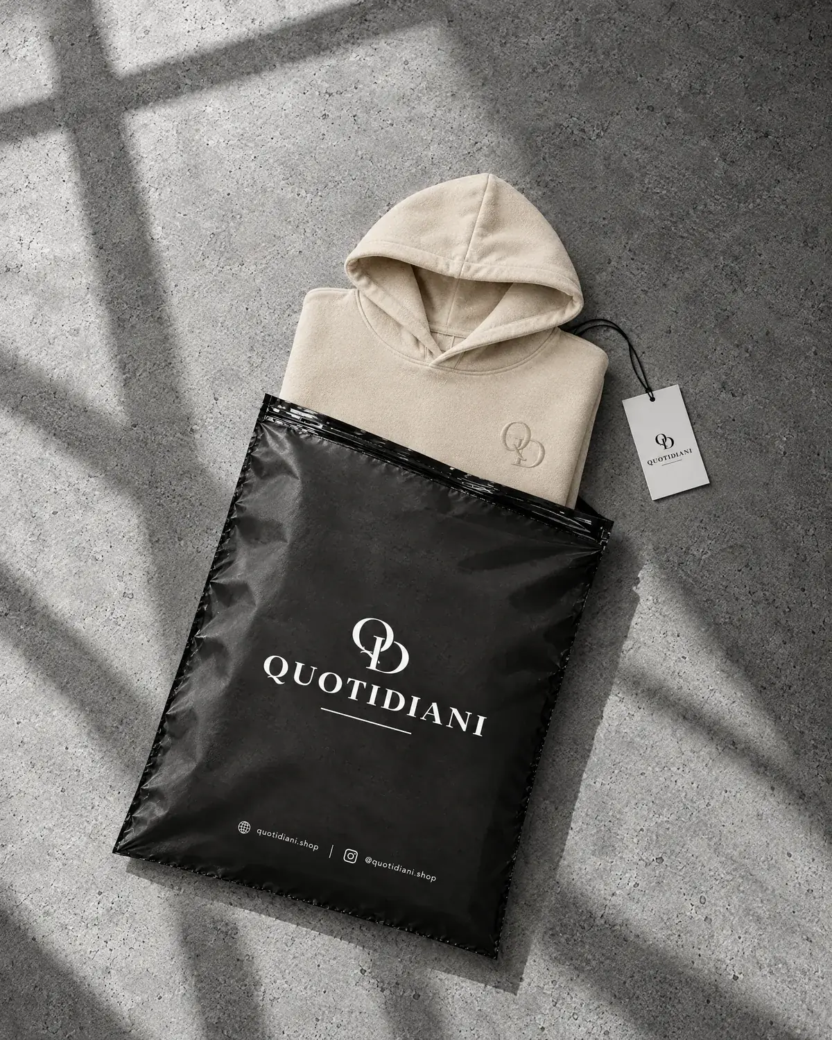 Q-01 coming out of the matte black Quotidiani mailer, with its hang tag